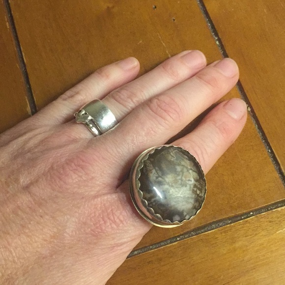 One of a kind silver and polished stone ring. - Picture 3 of 4